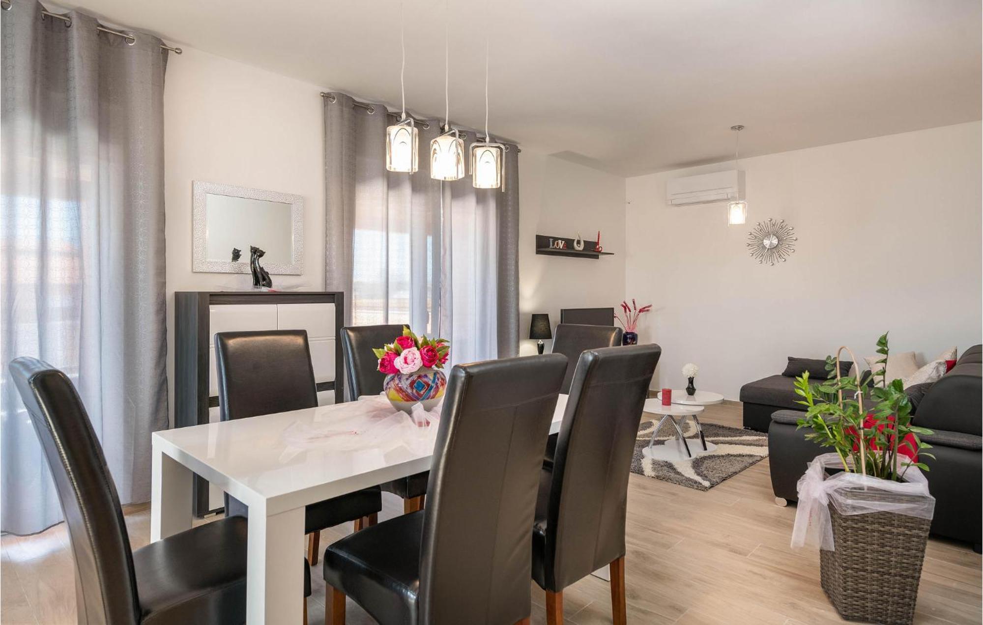 Amazing In With Kitchen Holiday home